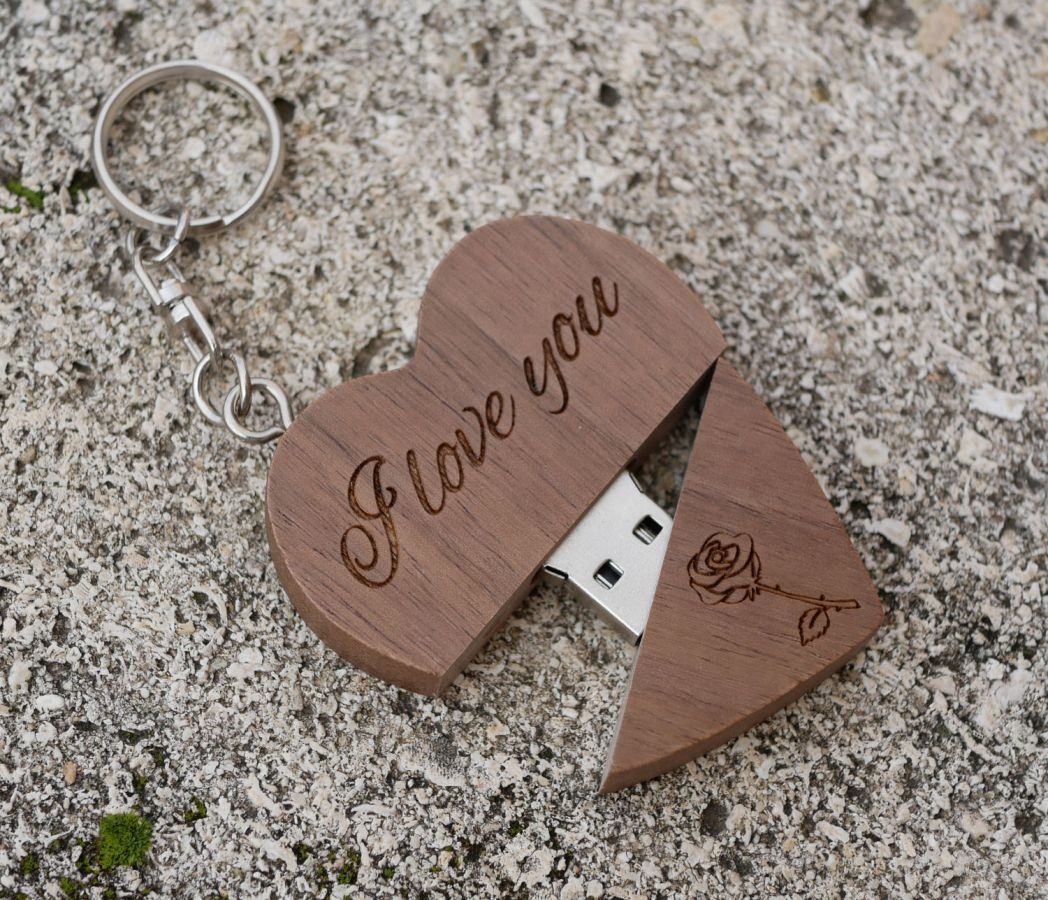Porta-chaves USB em forma de coração em madeira escura para personalizar com gravação