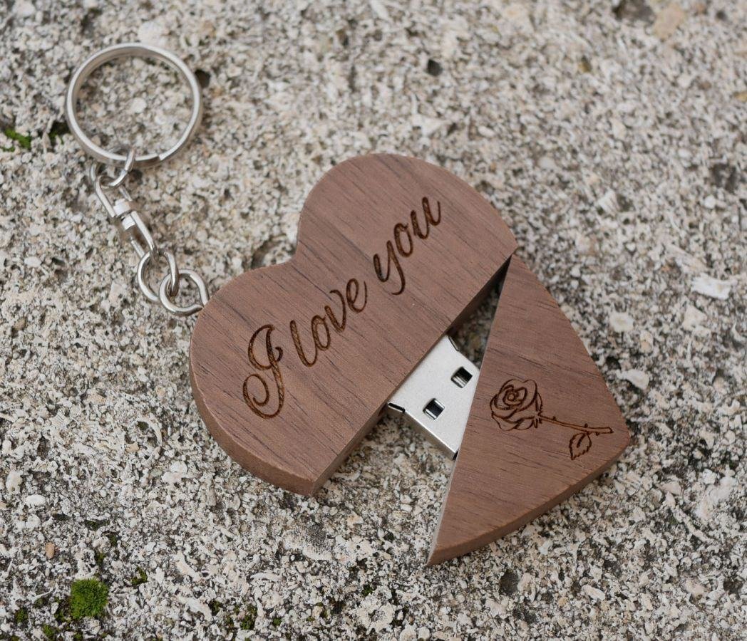 Porta-chaves USB em forma de coração em madeira escura para personalizar com gravação