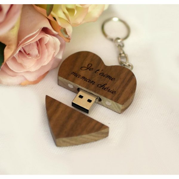 Porta-chaves USB em forma de cora&ccedil;&atilde;o em madeira escura para personalizar com grava&ccedil;&atilde;o