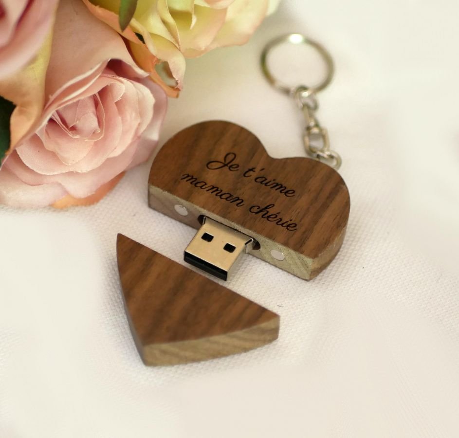 Porta-chaves USB em forma de coração em madeira escura para personalizar com gravação