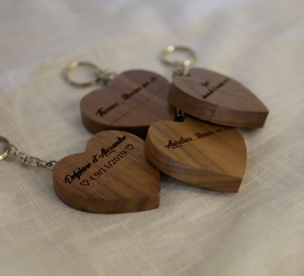 Porta-chaves USB em forma de coração em madeira escura para personalizar com gravação