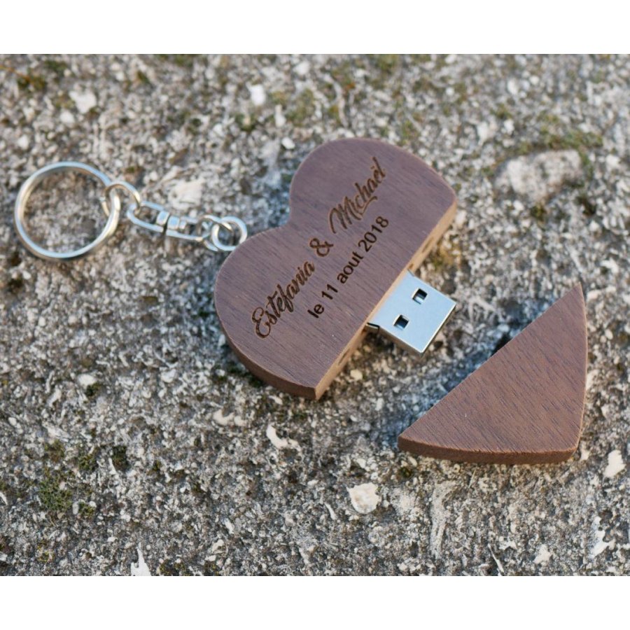 Porta-chaves USB em forma de coração em madeira escura para personalizar com gravação