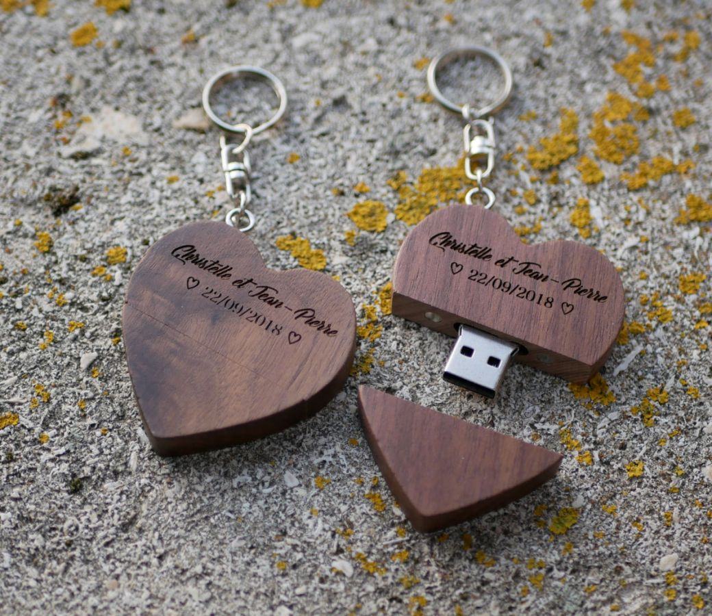 Porta-chaves USB em forma de coração em madeira escura para personalizar com gravação