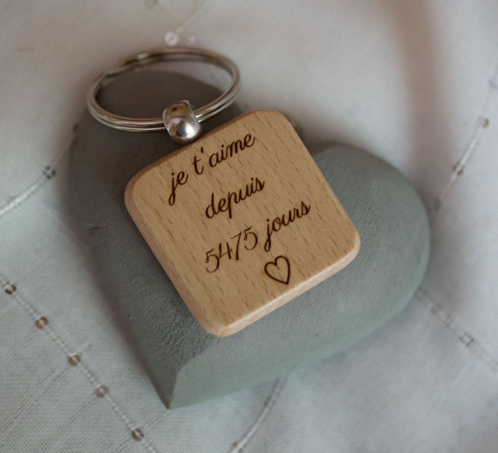 Porta-chaves quadrado de madeira a personalizar através de gravura