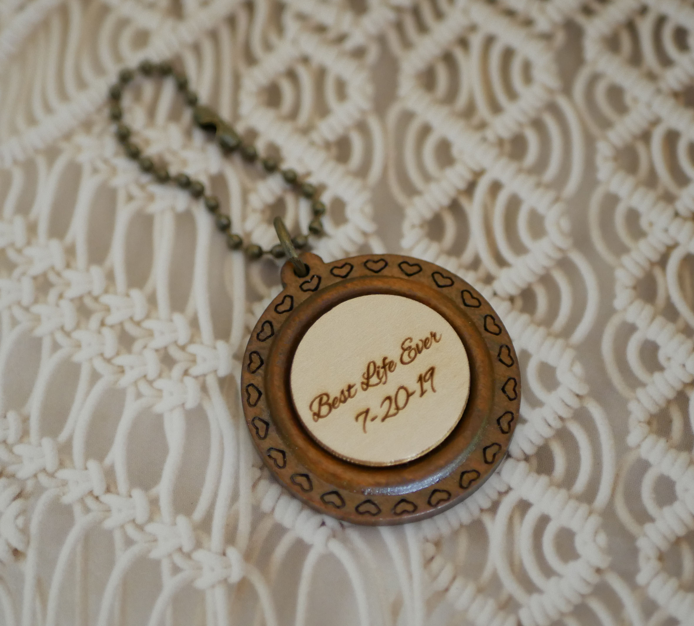 Porta-chaves em cabochão de madeira numa moldura redonda em cerejeira para personalizar com gravação