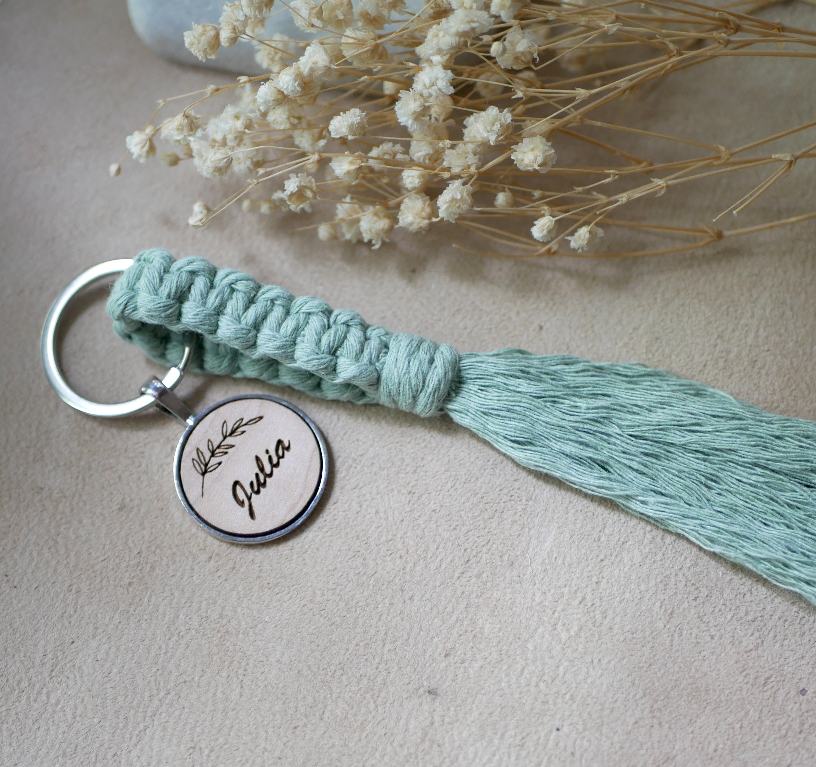 Porta-chaves com cabochão de madeira personalizado e decoração em macramé numa seleção de cores 