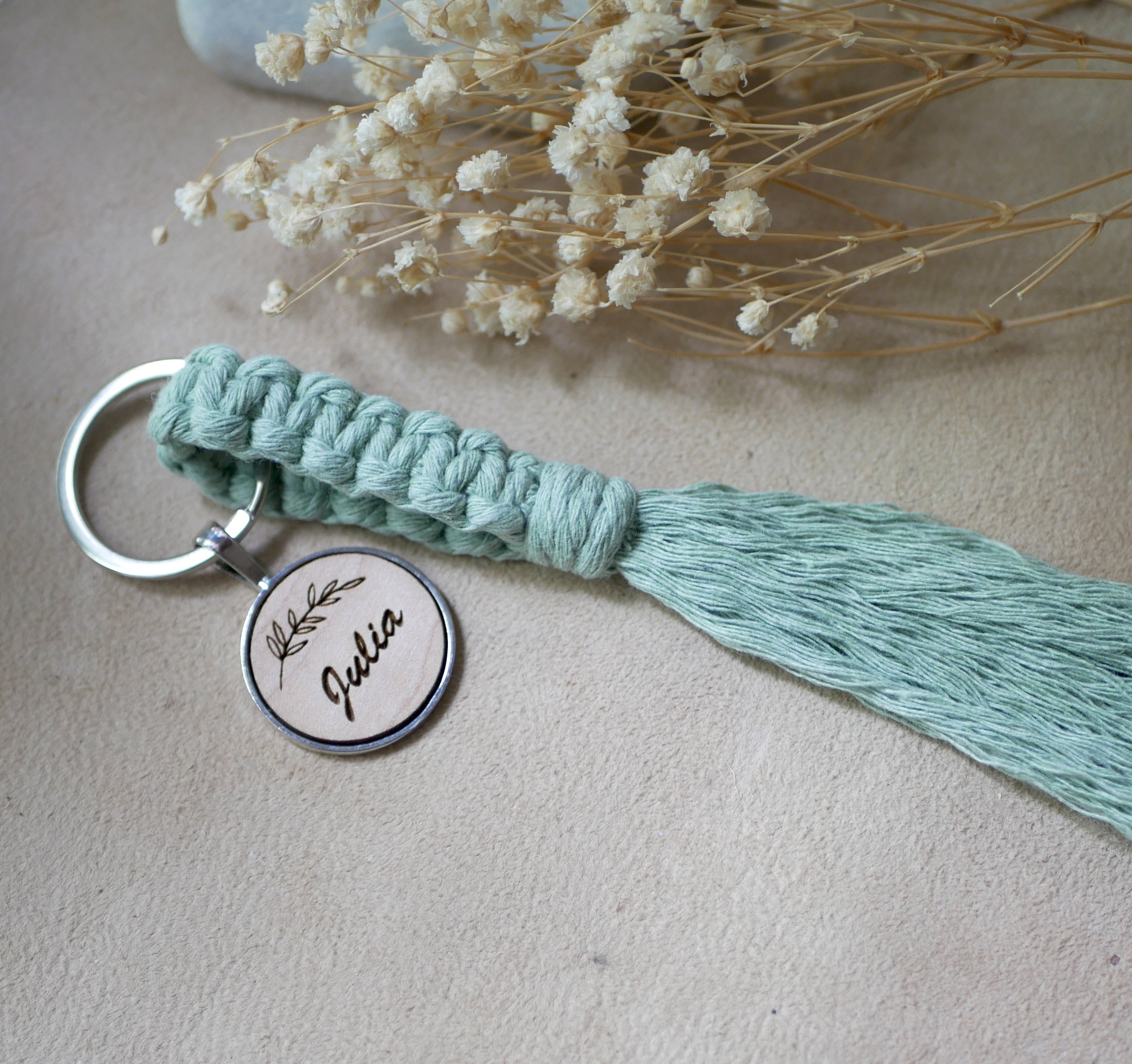Porta-chaves com cabochão de madeira personalizado e decoração em macramé numa seleção de cores 