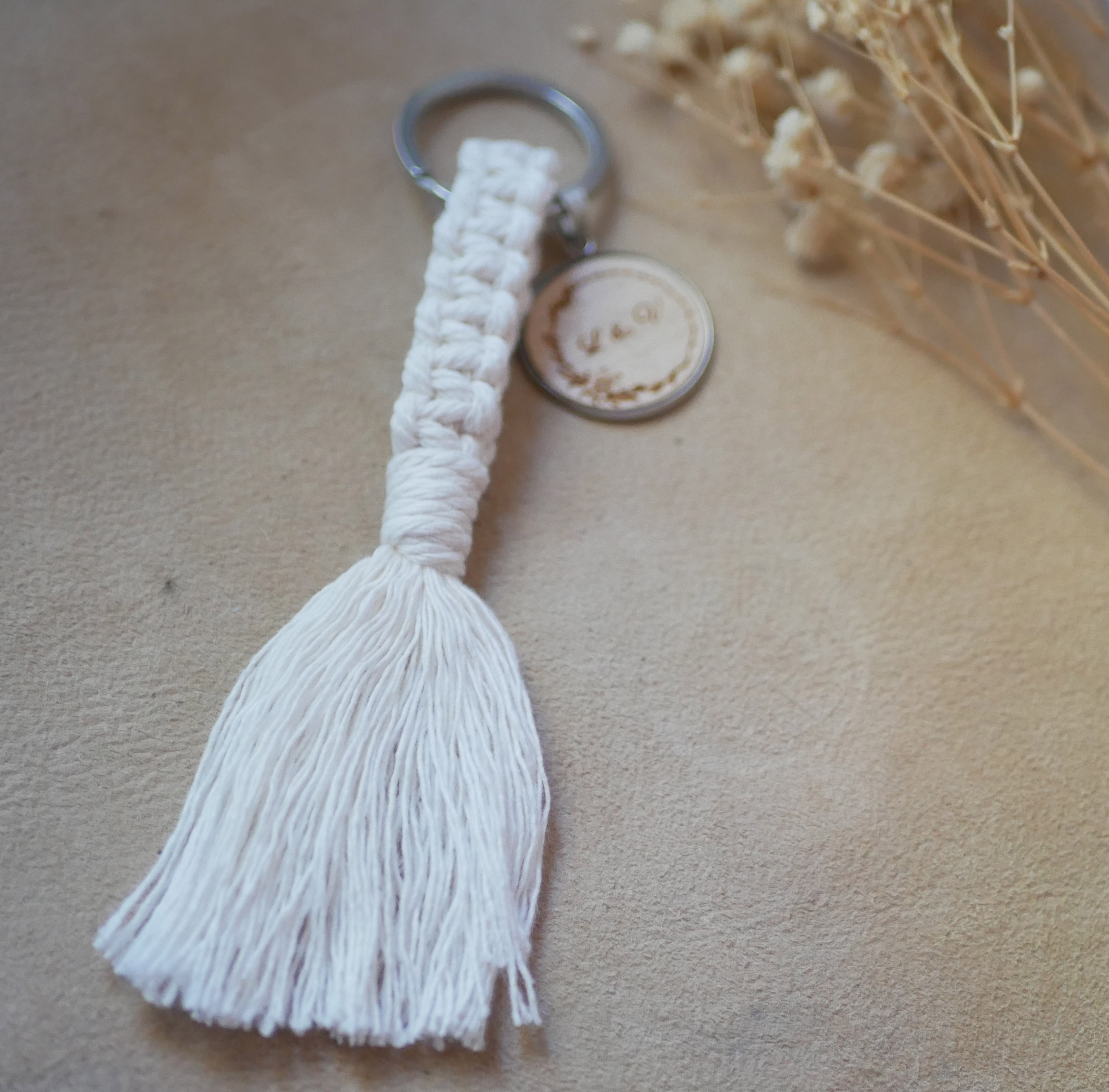 Porta-chaves com cabochão de madeira personalizado e decoração em macramé numa seleção de cores 