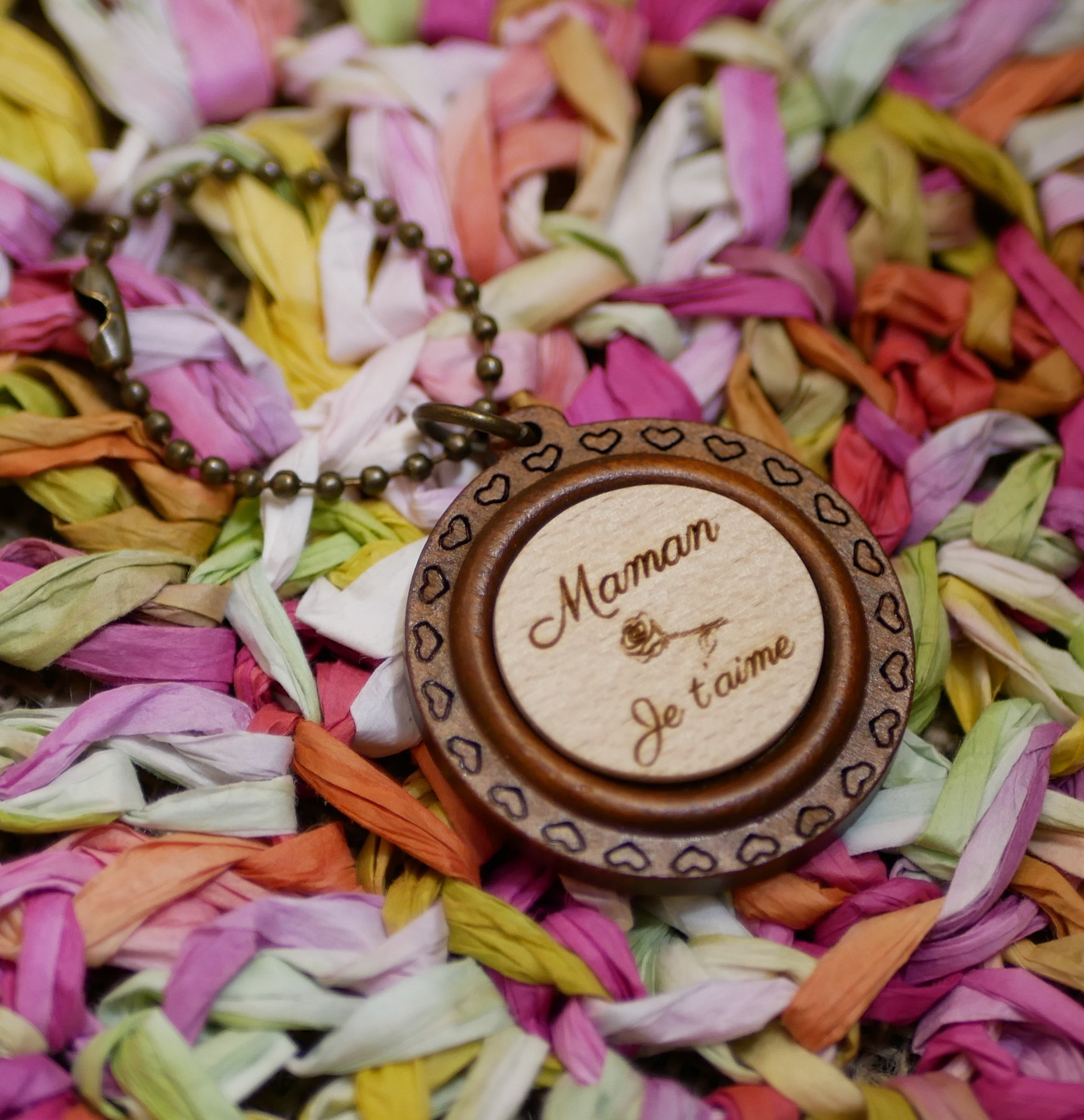 Porta-chaves em cabochão de madeira numa moldura redonda em cerejeira para personalizar com gravação