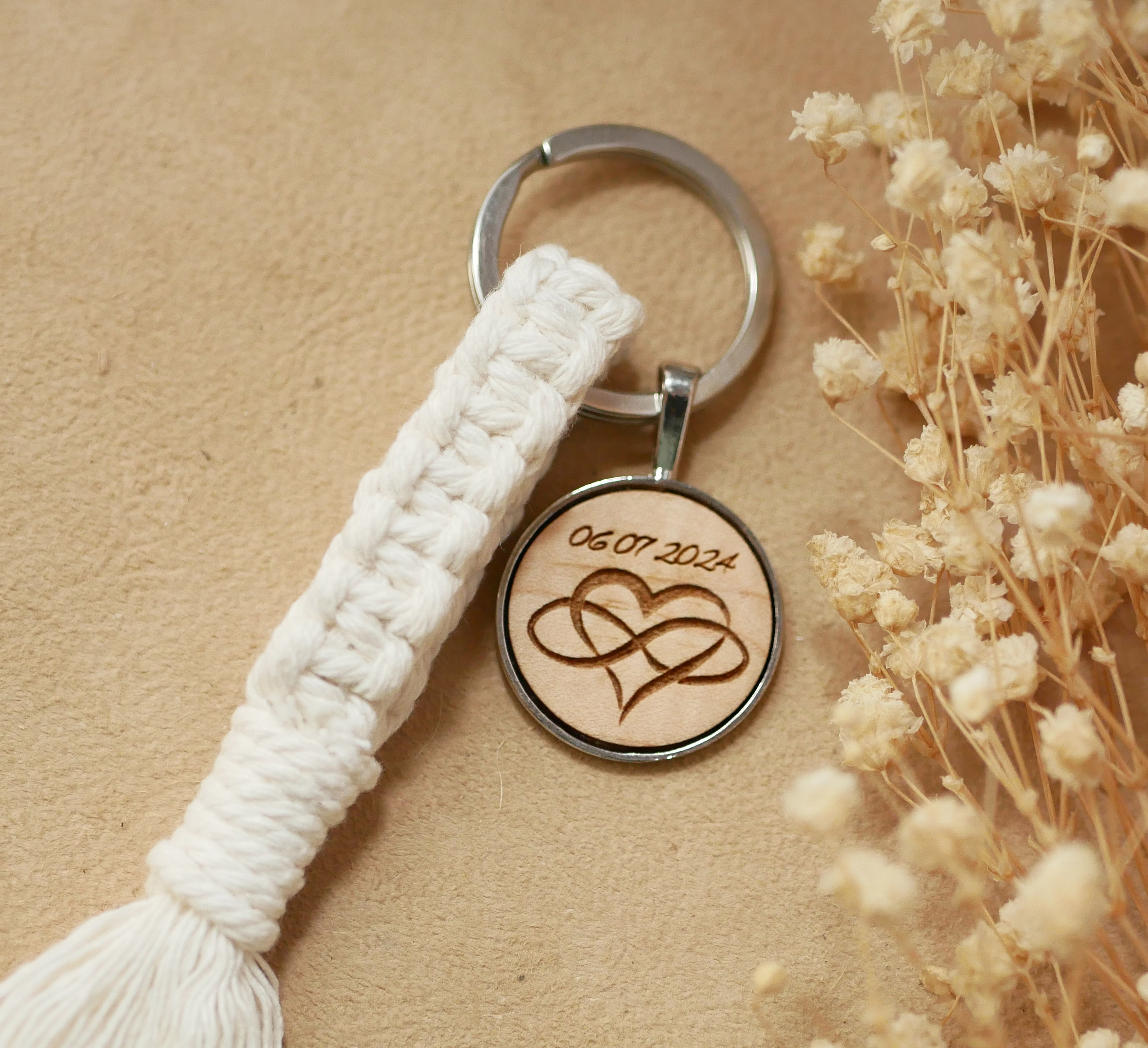 Porta-chaves com cabochão de madeira personalizado e decoração em macramé numa seleção de cores 