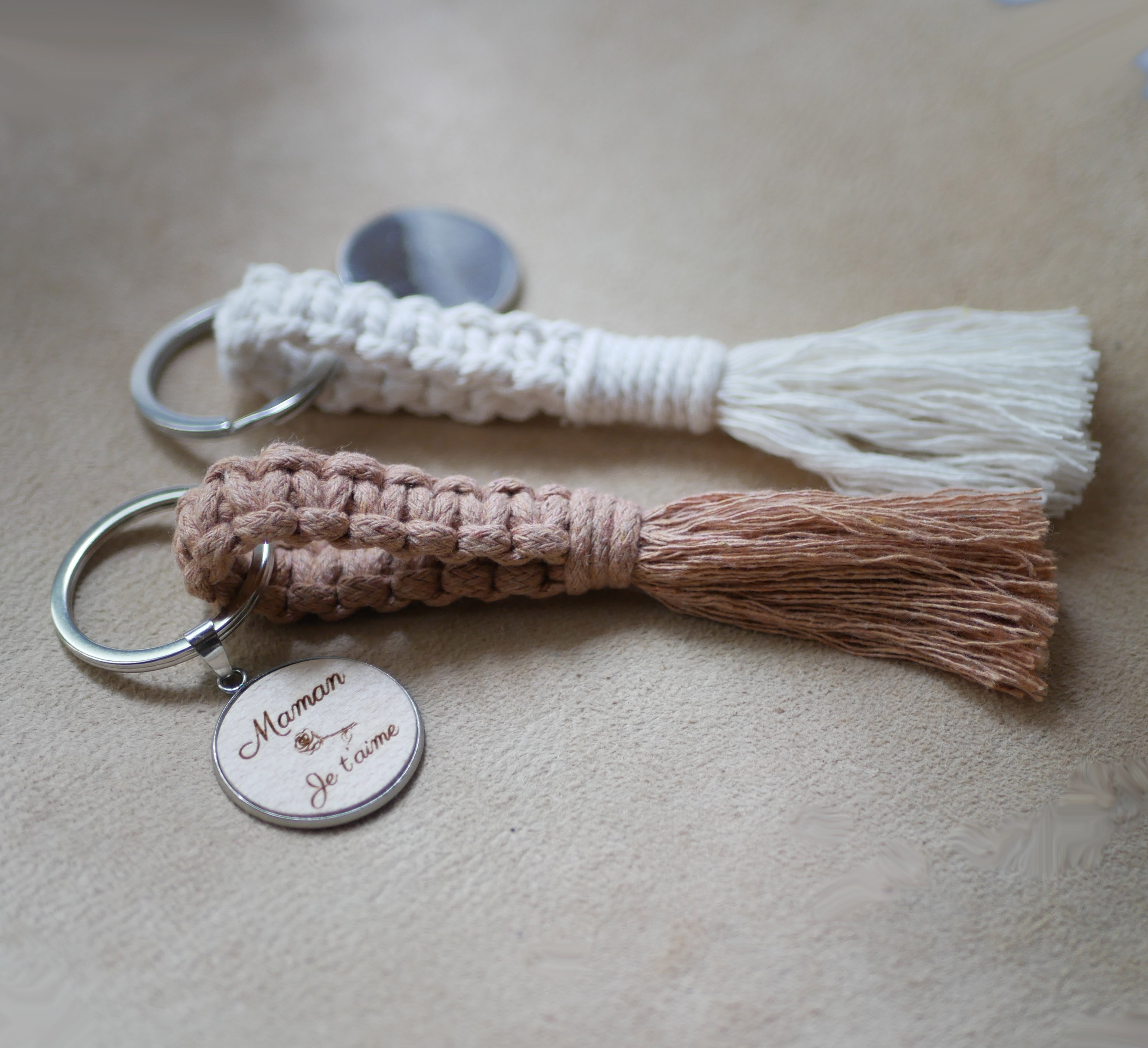 Porta-chaves com cabochão de madeira personalizado e decoração em macramé numa seleção de cores 