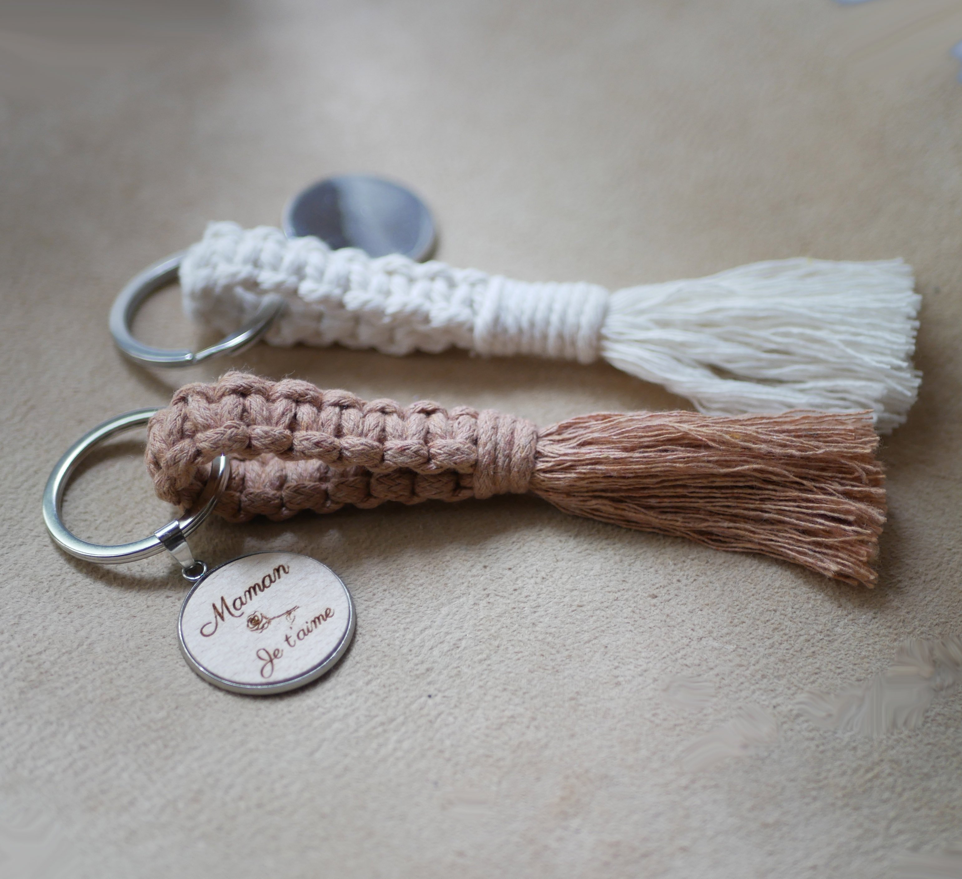 Porta-chaves com cabochão de madeira personalizado e decoração em macramé numa seleção de cores 