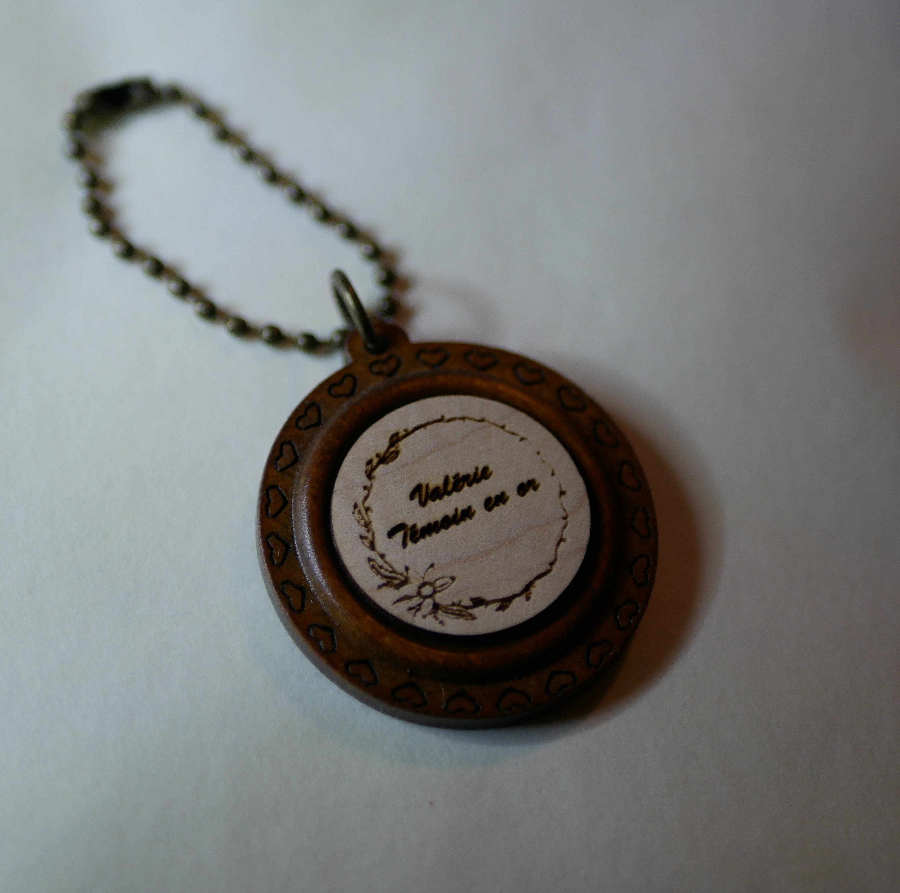 Porta-chaves em caboch&atilde;o de madeira numa moldura redonda em cerejeira para personalizar com grava&ccedil;&atilde;o