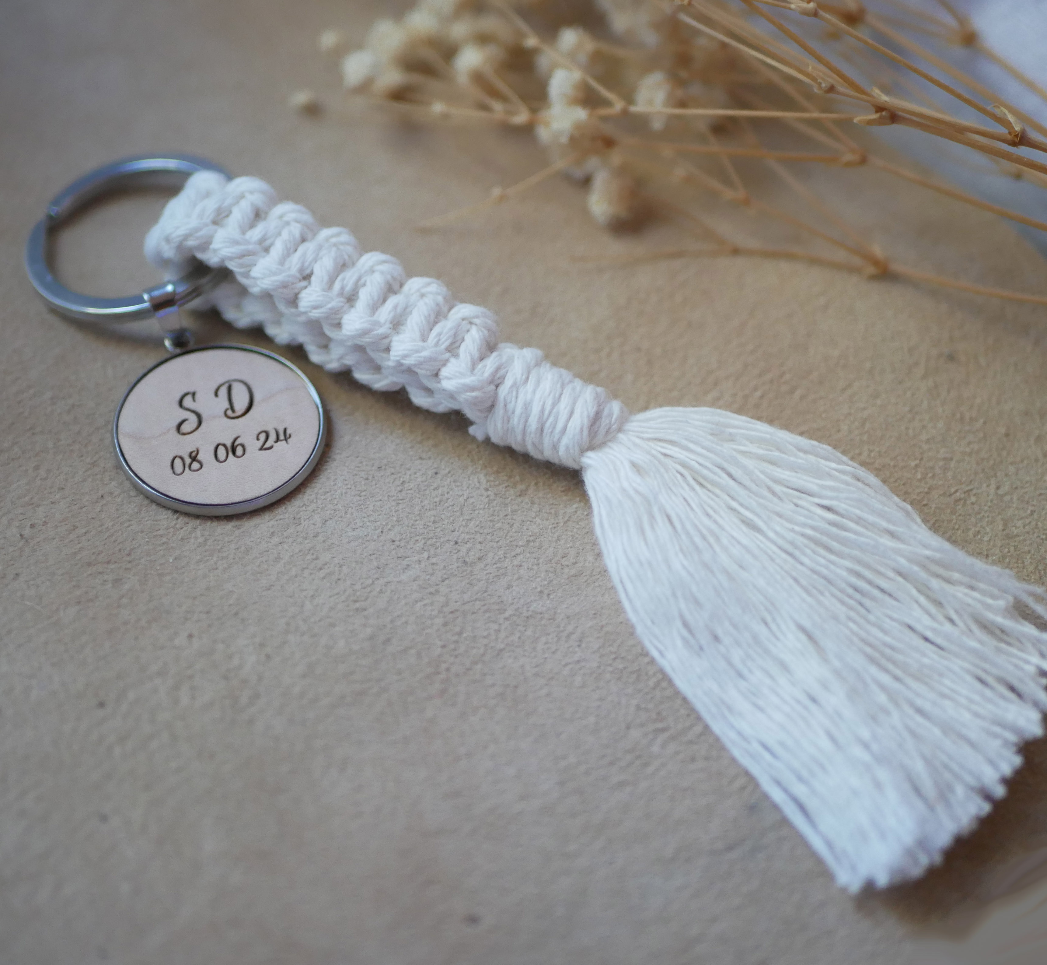 Porta-chaves com cabochão de madeira personalizado e decoração em macramé numa seleção de cores 