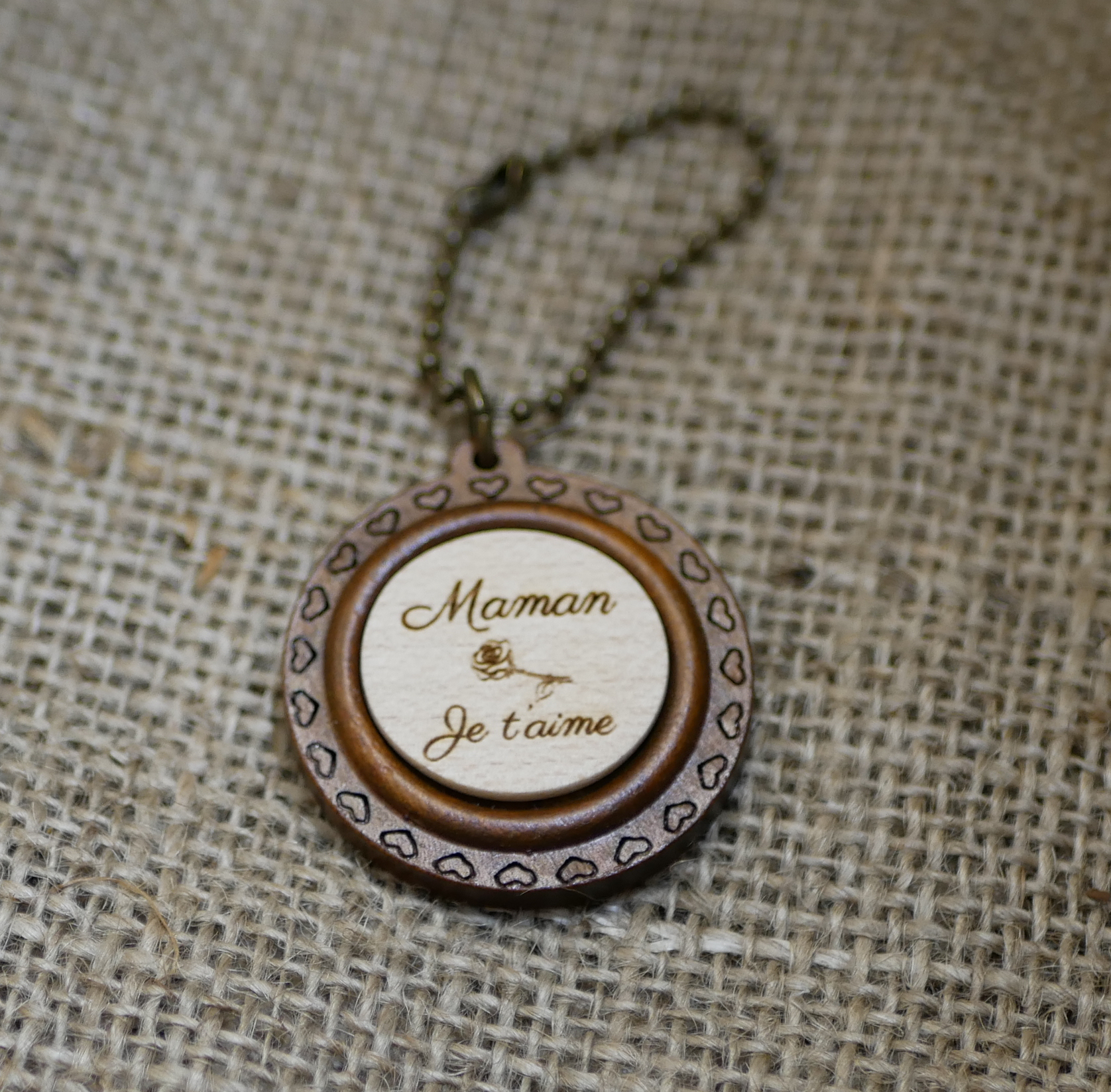 Porta-chaves em cabochão de madeira numa moldura redonda em cerejeira para personalizar com gravação