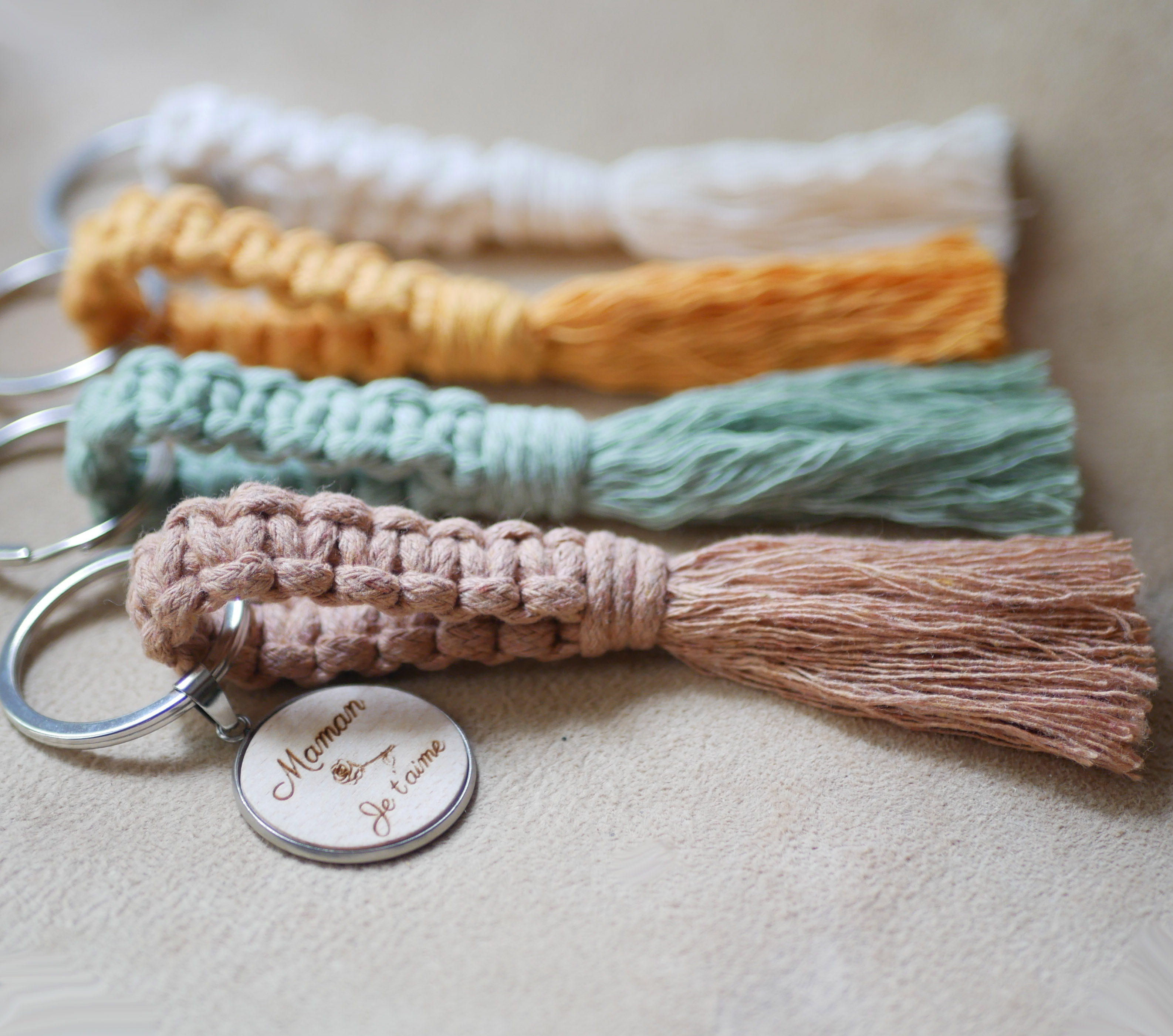 Porta-chaves com cabochão de madeira personalizado e decoração em macramé numa seleção de cores 