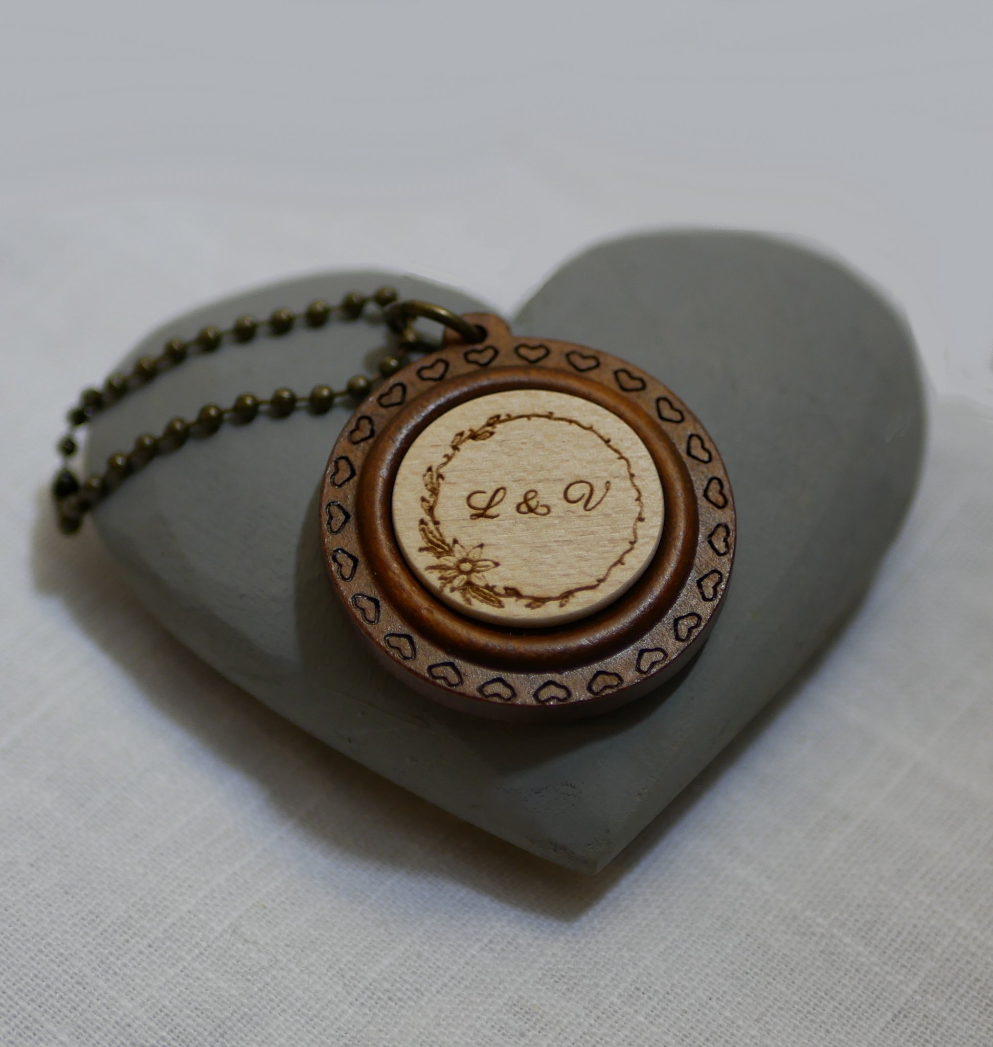 Porta-chaves em cabochão de madeira numa moldura redonda em cerejeira para personalizar com gravação