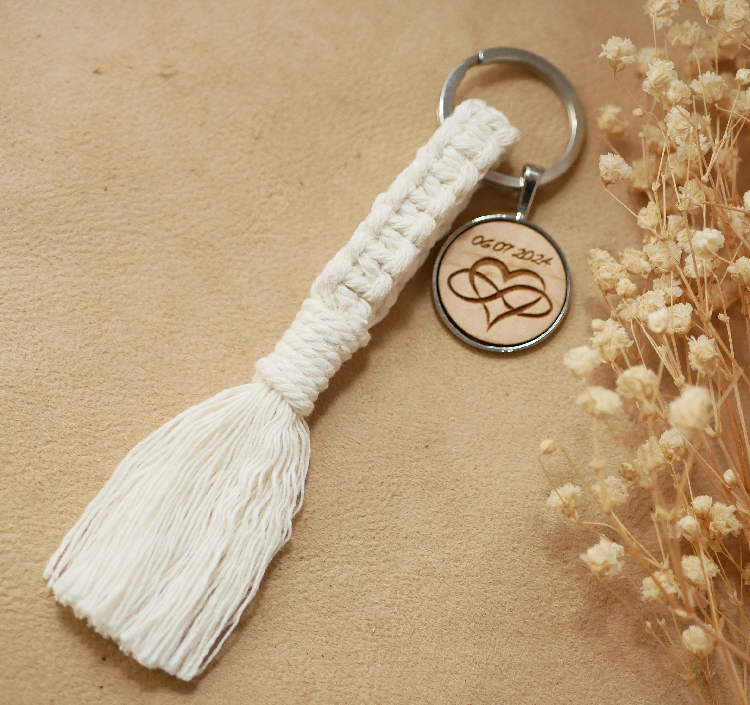 Porta-chaves com cabochão de madeira personalizado e decoração em macramé numa seleção de cores 