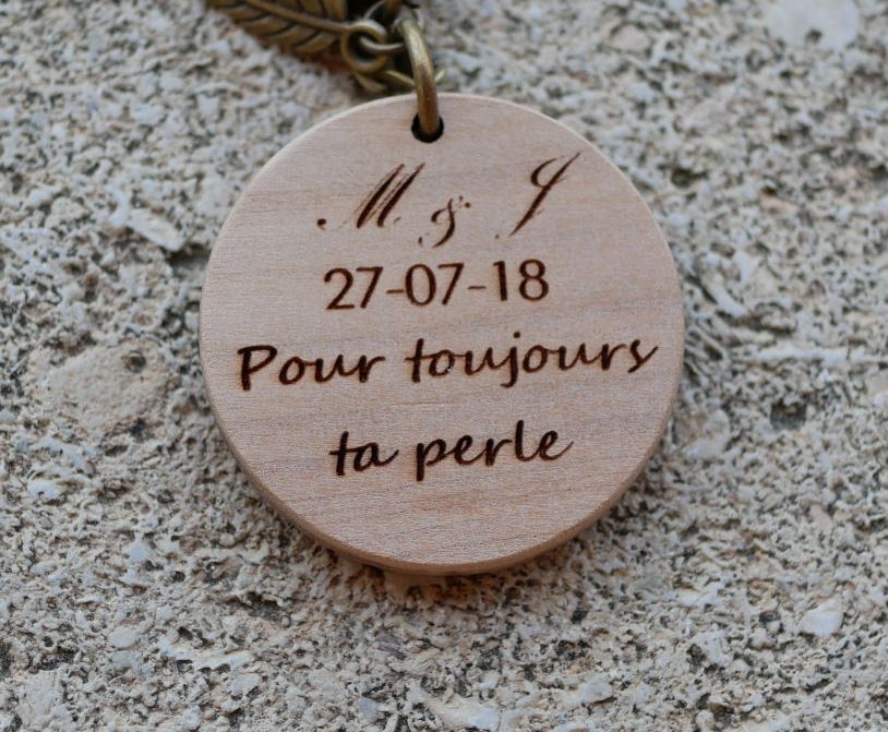 Porta-chaves pérola e redonda em madeira de cerejeira a personalizar através de gravura