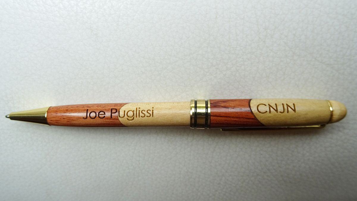 Caneta de madeira bicolor gravada para personalizar