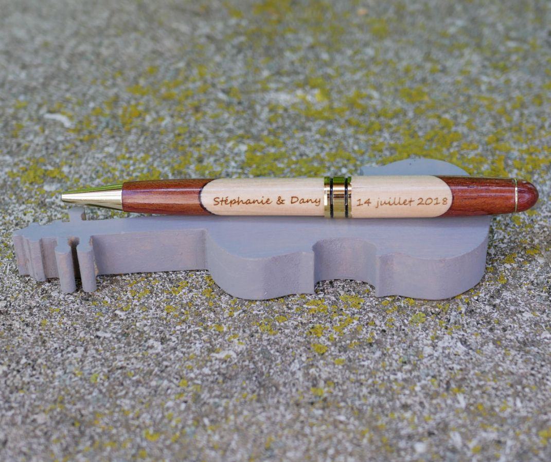 Caneta de madeira bicolor gravada para personalizar