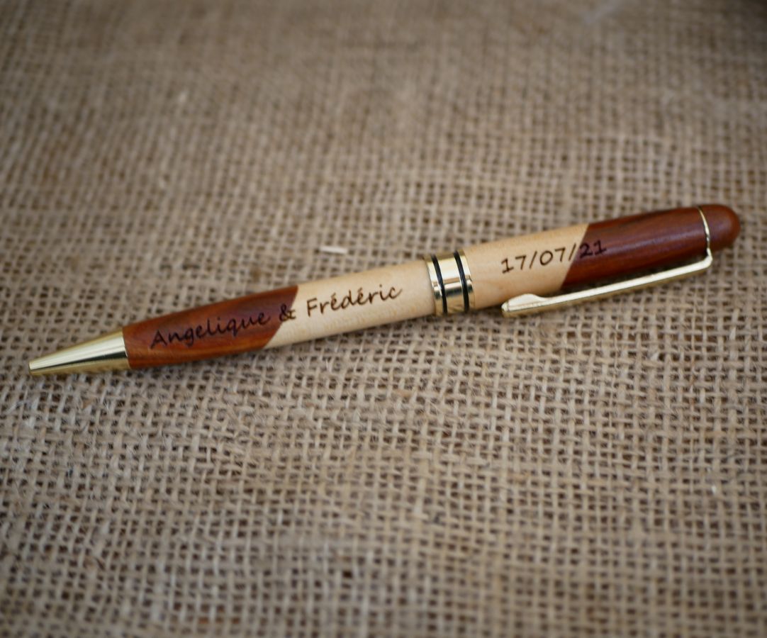 Caneta de madeira bicolor gravada para personalizar
