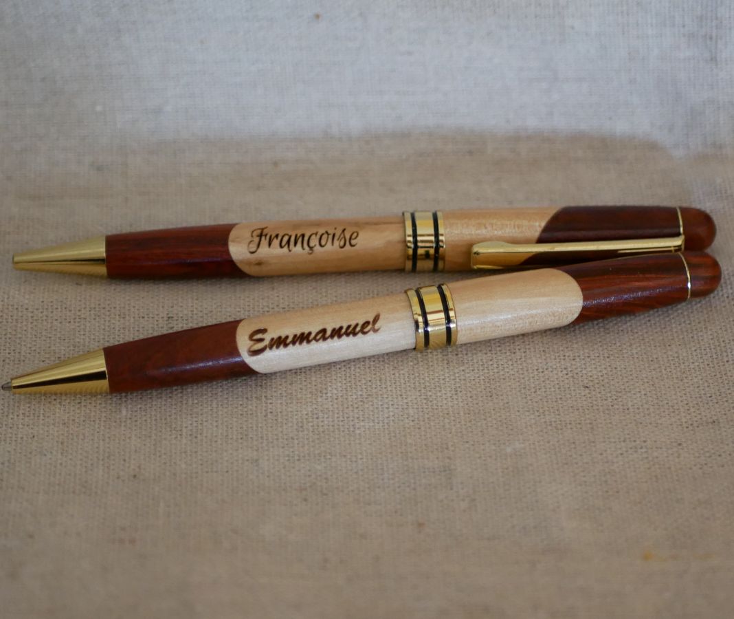 Caneta de madeira bicolor gravada para personalizar