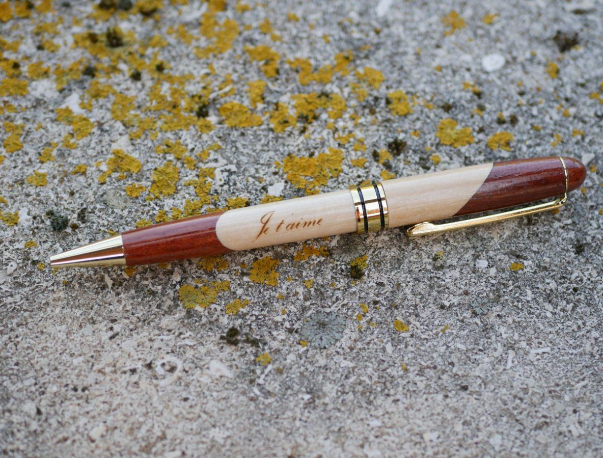 Caneta de madeira bicolor gravada para personalizar