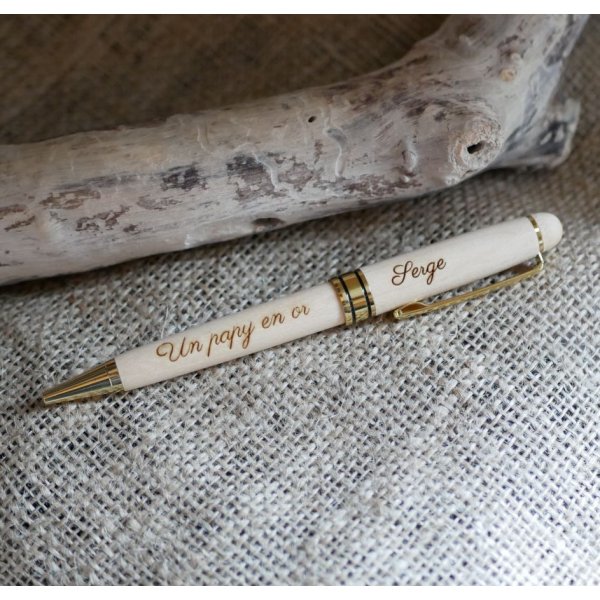 Caneta de madeira de bordo gravada numa caixa de madeira maci&ccedil;a