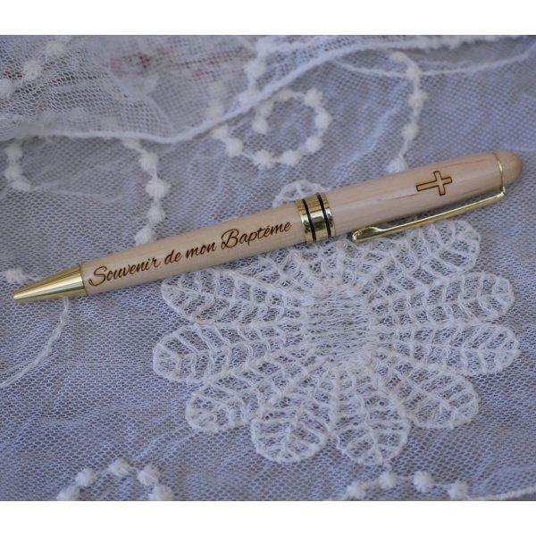 Caneta de madeira de bordo gravada numa caixa de madeira maci&ccedil;a