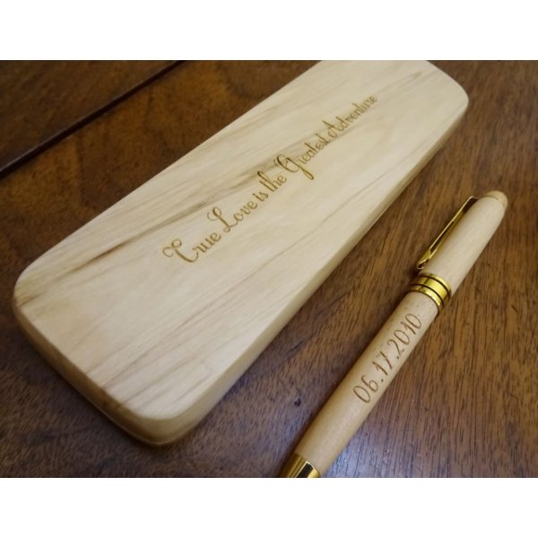 Caneta de madeira de bordo gravada numa caixa de madeira maci&ccedil;a