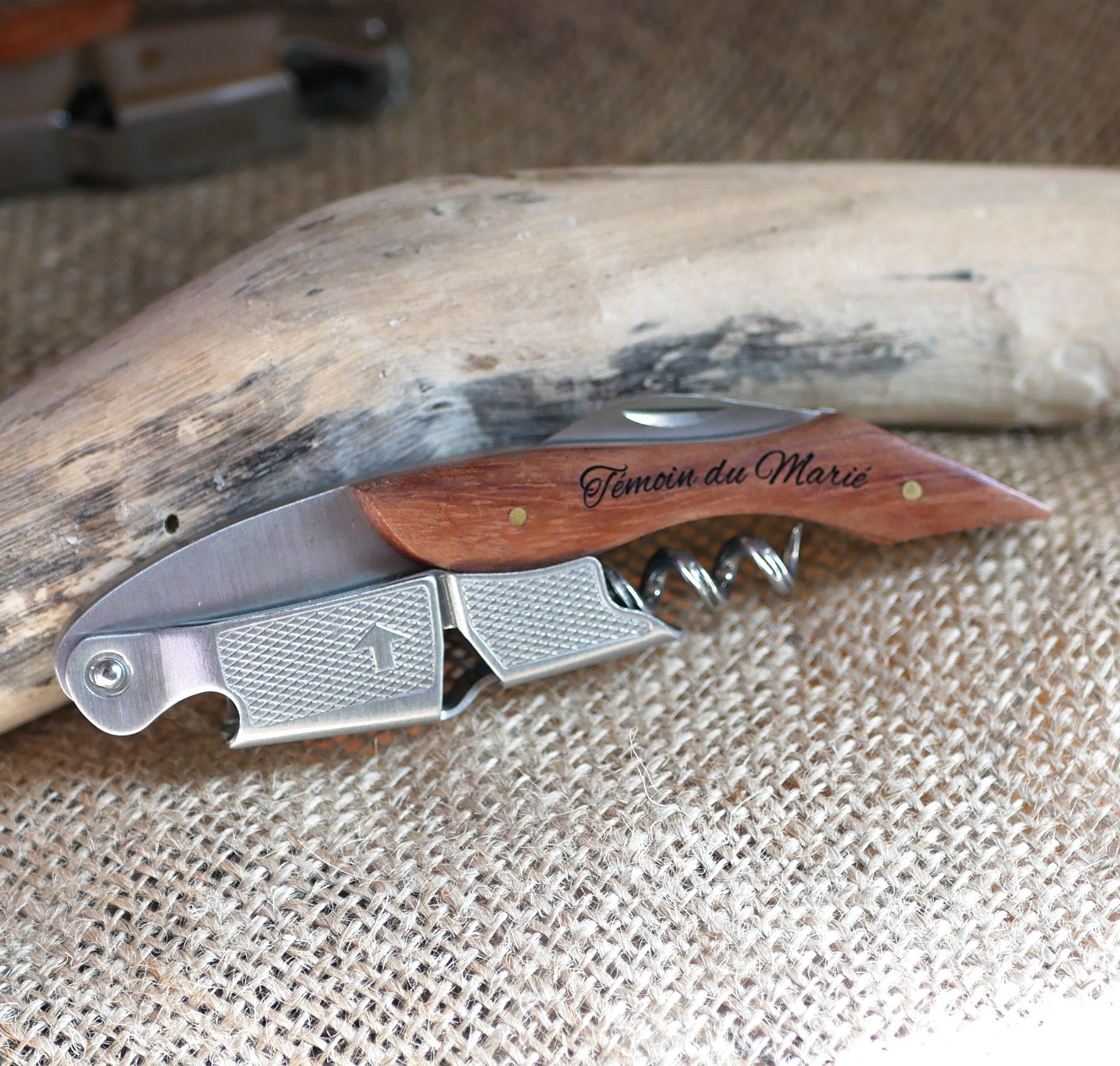 Saca-rolhas com cabo de madeira gravado para ser personalizado