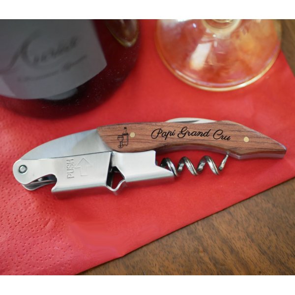 Saca-rolhas com cabo de madeira gravado para ser personalizado