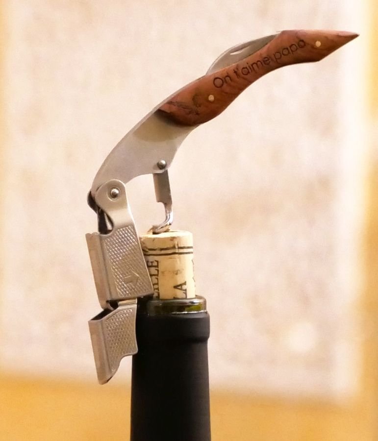 Saca-rolhas com cabo de madeira gravado para ser personalizado