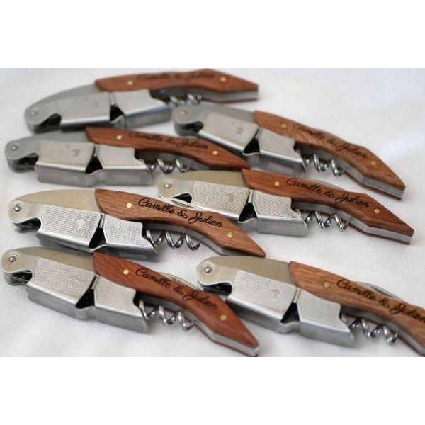 Saca-rolhas com cabo de madeira gravado para ser personalizado