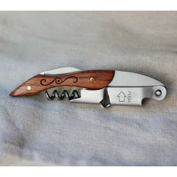 Saca-rolhas com cabo de madeira gravado para ser personalizado