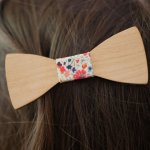 Gravata de laço de madeira com Liberty e fita de madeira, personalizável