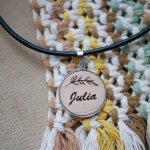 Medalha de madeira gravada num colar europeu de couro para personalizar 