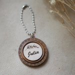 Porta-chaves em cabochão de madeira numa moldura redonda em cerejeira para personalizar com gravação