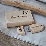 Pen USB de 128 GB 3.0 numa caixa personalizada em madeira clara de &aacute;cer