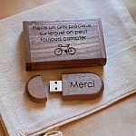 Pen drive e caixa USB de 64GB em madeira de nogueira, personaliz&aacute;vel