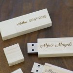 Pequena unidade flash USB de 16GB em madeira clara para ser personalizada para um presente único