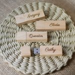 Pequena chave USB gravada em madeira leve para ser personalizada 32Gb 2.0