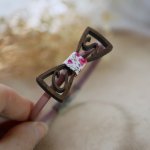 Pulseira de couro com laço de madeira em miniatura e iniciais a céu aberto