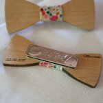 Mini broche de laço de madeira para personalizar