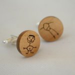 Botões de punho em madeira de cerejeira com os seus desenhos gravados