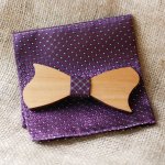 Bolsa de cetim roxa e gravata-borboleta de madeira à sua escolha
