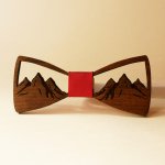 La&ccedil;o de madeira franc&ecirc;s decorado com montanhas a c&eacute;u aberto 