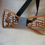 Laço de madeira com tema musical, partitura e clave de sol tripla, personalizável