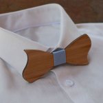 Laço original assimétrico em madeira de cerejeira para personalizar